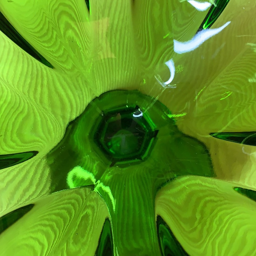 Vintage L. E. Smith emerald green scalloped handkerchief pedestal dish - Picture 7 of 10